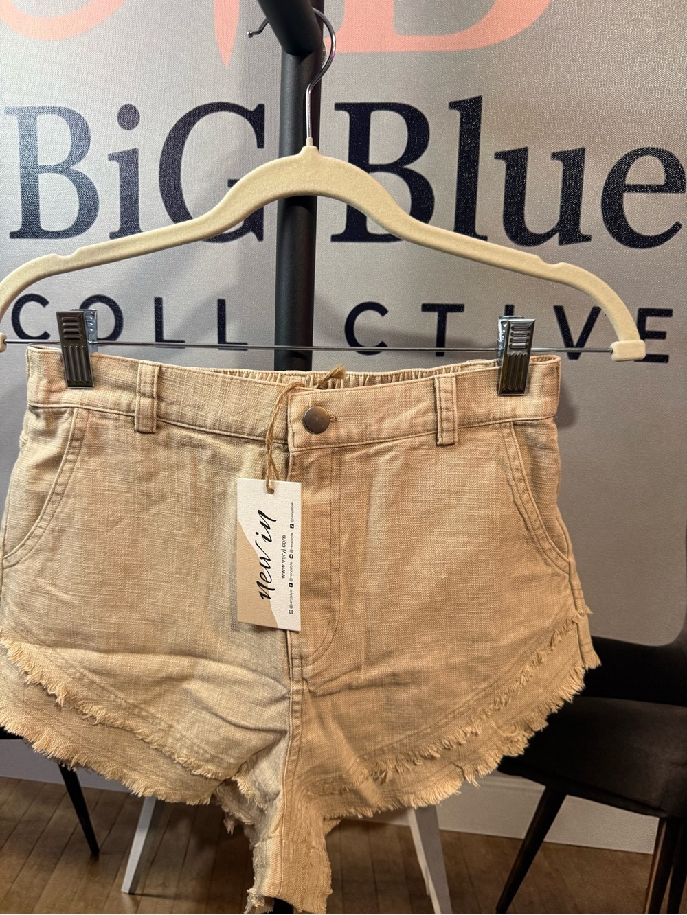 Women's Beige Frayed Hem Denim Shorts by Mervin